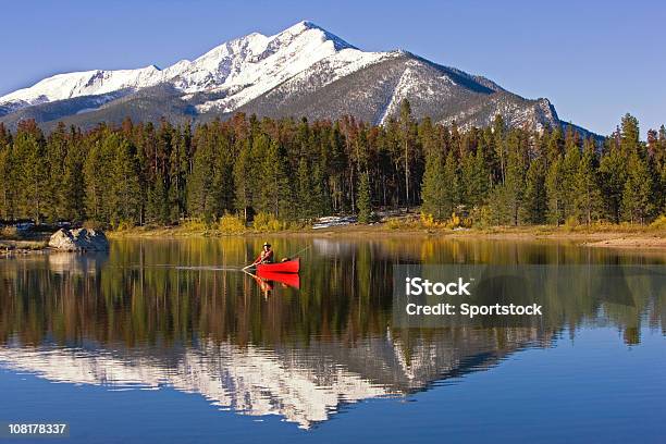 Pesca Con La Mosca Su Un Lago Del Colorado - Fotografie stock e altre immagini di Colorado - Colorado, Pioppo tremulo, Canoa