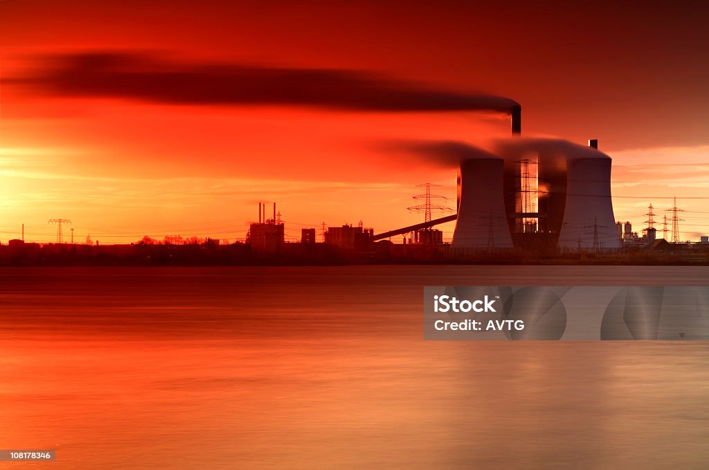 Lakeshore Powerplant em Sunrise - Royalty-free Céu dramático Foto de stock