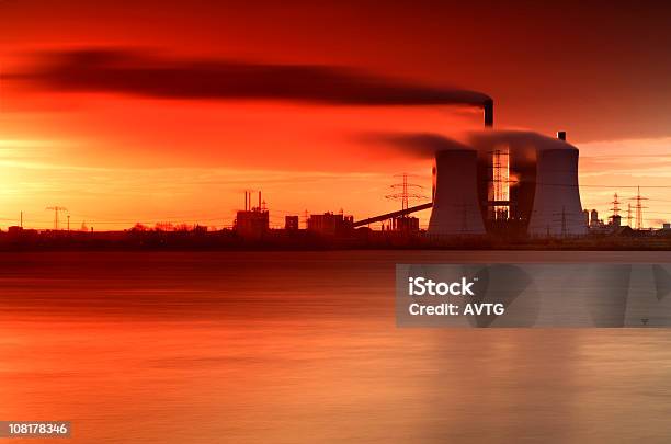 Lakeshore Powerplant Em Sunrise - Fotografias de stock e mais imagens de Céu dramático - Céu dramático, Alterações climáticas, Ao Ar Livre