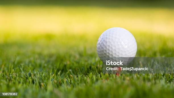 Foto de Bola De Golfe No Campo e mais fotos de stock de Bola de Golfe - Bola de Golfe, Tee, Grama