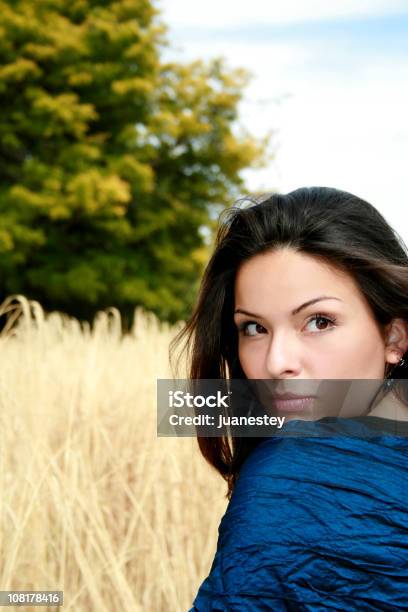 Mulher Jovem Em Campo - Fotografias de stock e mais imagens de Adulto - Adulto, Ao Ar Livre, Azul