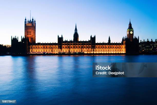 Big Ben E Il Parlamento Ed Edifici Al Crepuscolo - Fotografie stock e altre immagini di Ambientazione esterna - Ambientazione esterna, Architettura, Big Ben