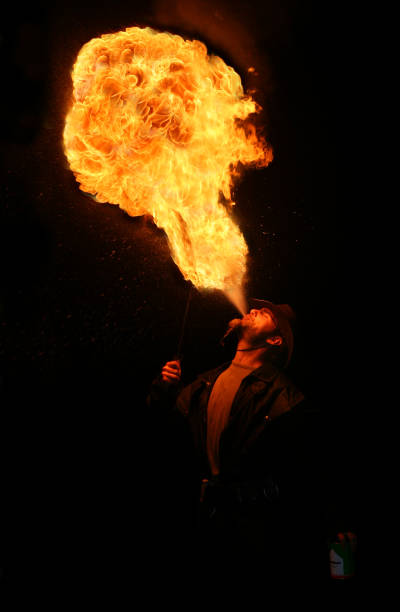 feuer und flamme - fire eater fire performance circus performer stock-fotos und bilder