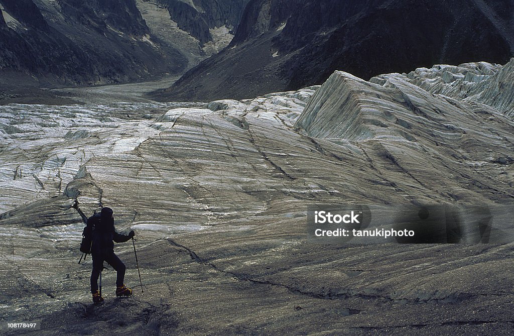 Silhueta de um alpinista de pé no Monte Branco Mountain - Foto de stock de Mer de Glace royalty-free