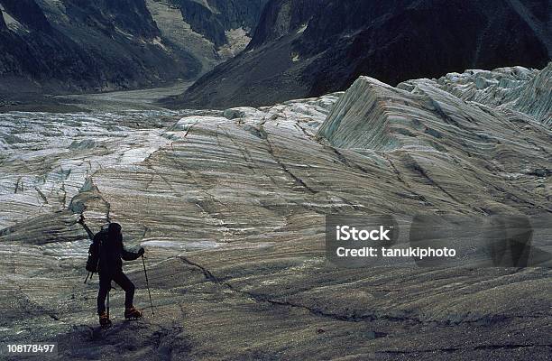 Silhueta De Mountaineer Pé No Monte Branco Montanha - Fotografias de stock e mais imagens de Glaciar Mer de Glace