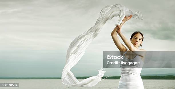 Foto de Mulher Brincando Com Uma Echarpe e mais fotos de stock de Branco - Branco, Decote - Peito, Echarpe