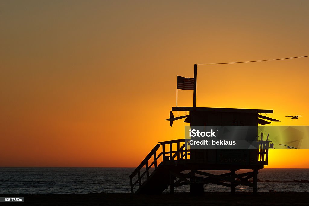 Silueta de Puesto de salvavidas en la playa de Santa Mónica - Foto de stock de Aire libre libre de derechos