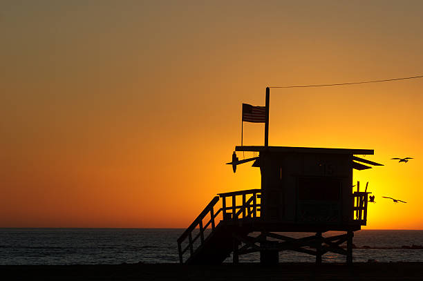 silhueta de nadador salva-vidas de praia de santa monica - santa monica beach santa monica freeway santa monica california imagens e fotografias de stock