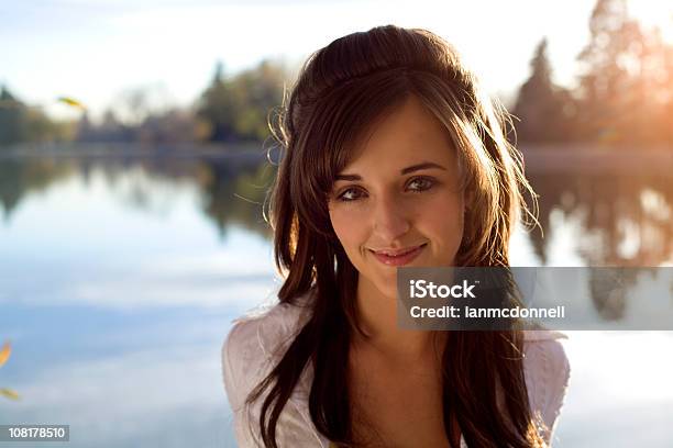 Portret Kobiety Stojącej W Lake - zdjęcia stockowe i więcej obrazów 20-24 lata - 20-24 lata, Brązowe oczy, Brązowe włosy