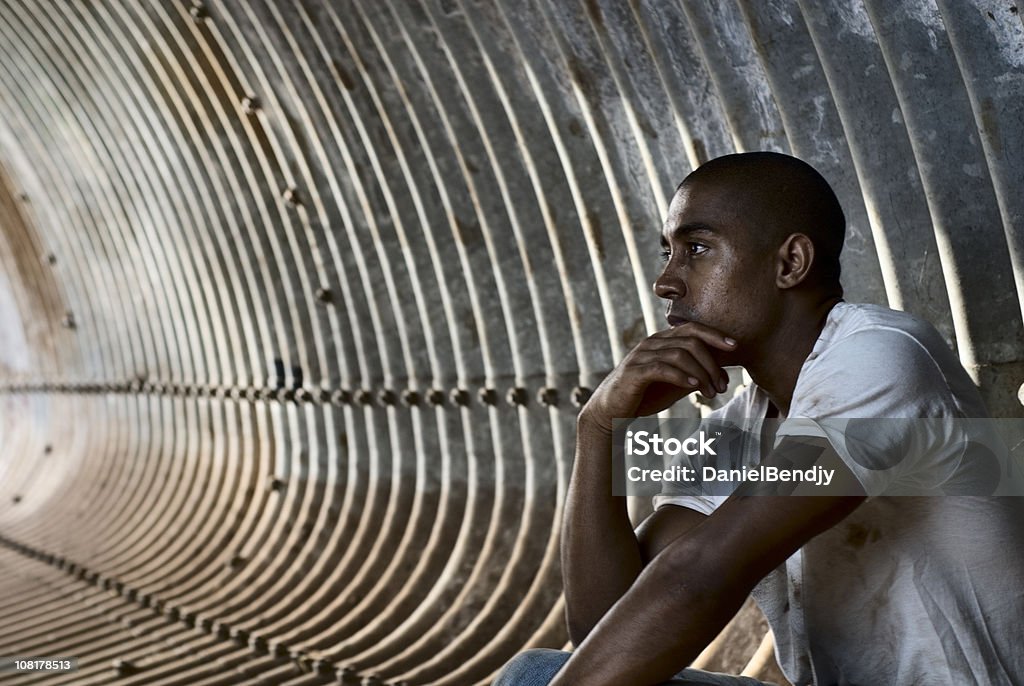 Portret zamyślony młody człowiek w tunelu - Zbiór zdjęć royalty-free (Bezdomność)