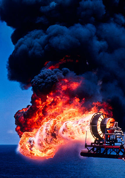 industria petrolífera. - oil well fire fotografías e imágenes de stock
