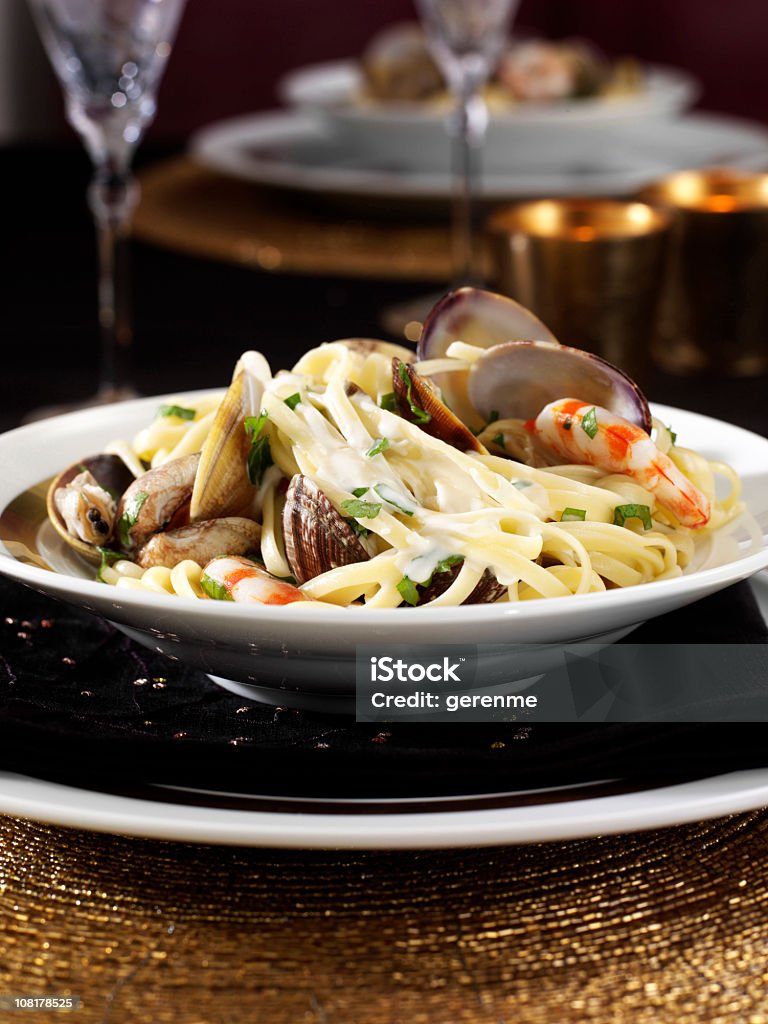 Plat gastronomique de fruits de mer sur une table de restaurant - Photo de Crème sucrée libre de droits