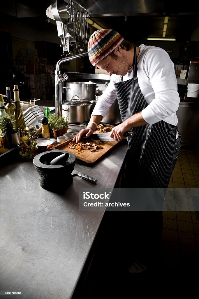 Chef taglio verdure nella cucina del ristorante - Foto stock royalty-free di Cuoco