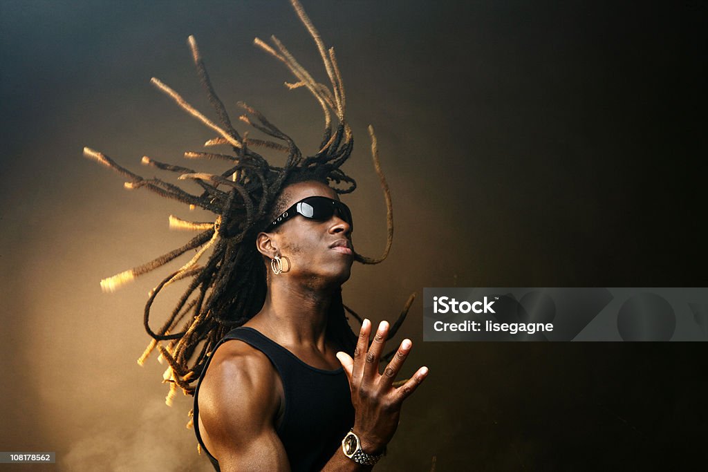 Jeune homme gestes - Photo de Dreadlocks libre de droits