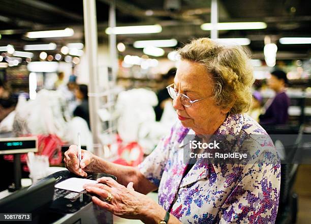 Senior Im Supermarktcheckout Stockfoto und mehr Bilder von Supermarkt - Supermarkt, Alter Erwachsener, Ladenkasse