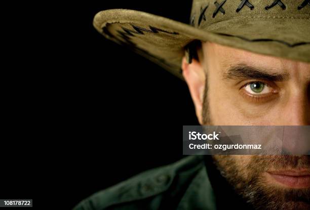 Cowboy Foto de stock y más banco de imágenes de 30-39 años - 30-39 años, Abrigo, Adulto