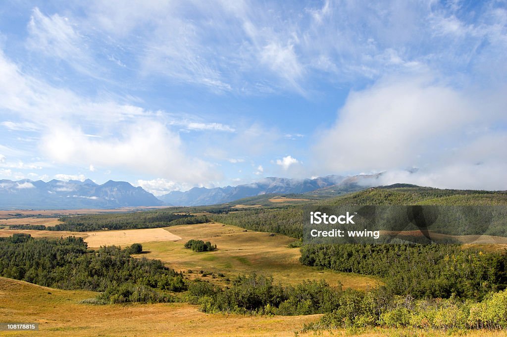 Montanha em Alberta e Rangeland panorâmicas para montanhas - Foto de stock de Agricultura royalty-free