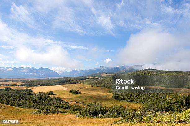 Foto de Montanha Em Alberta E Rangeland Panorâmicas Para Montanhas e mais fotos de stock de Agricultura