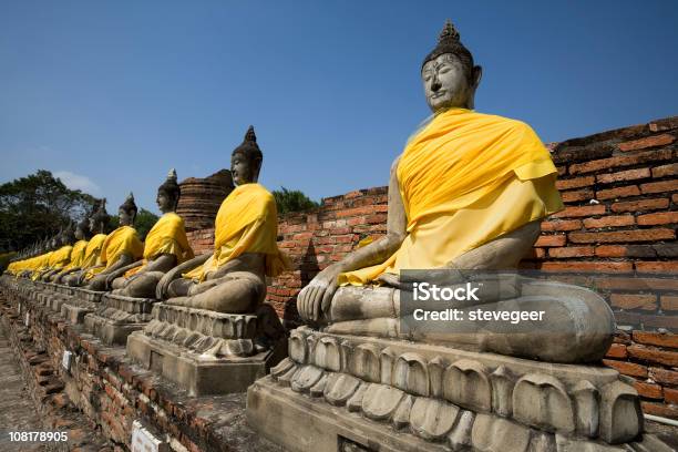 Thai Estatuas De Buda Foto de stock y más banco de imágenes de Ayuthaya - Ayuthaya, Aire libre, Amarillo - Color