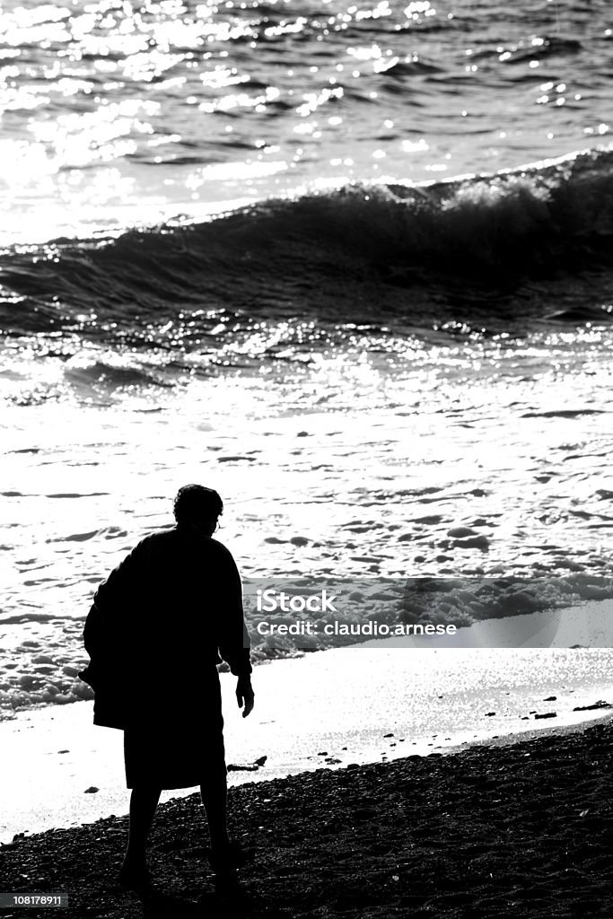 Ältere Frau am Strand. Schwarz und Weiß - Lizenzfrei Meer Stock-Foto