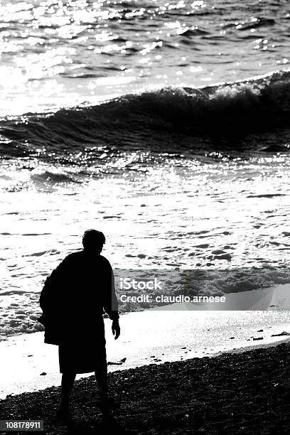 Ältere Frau Am Strand Schwarz Und Weiß Stockfoto und mehr Bilder von Meer - Meer, Traurigkeit, Alter Erwachsener