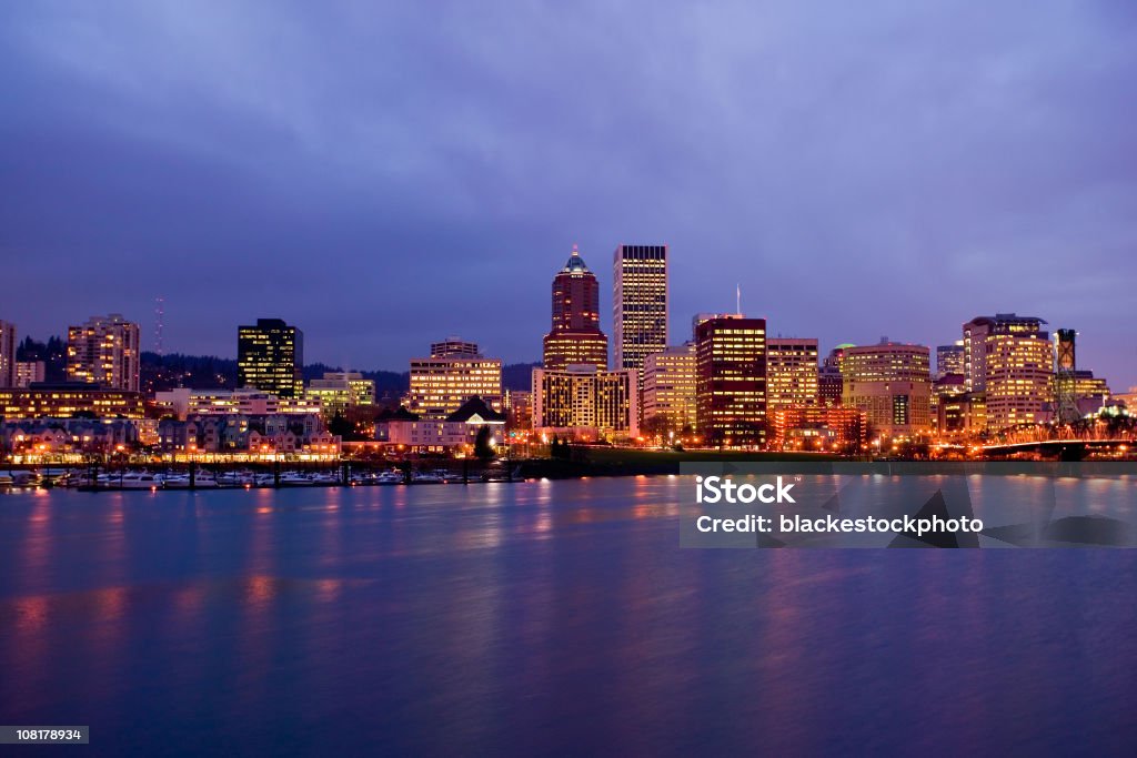 Portland, Oregon skyline di notte - Foto stock royalty-free di Orizzonte urbano
