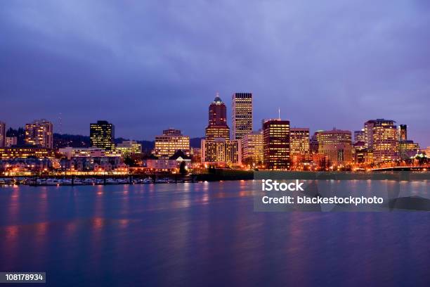 Portland Oregon Skyline Di Notte - Fotografie stock e altre immagini di Orizzonte urbano - Orizzonte urbano, Portland - Oregon, Ambientazione esterna