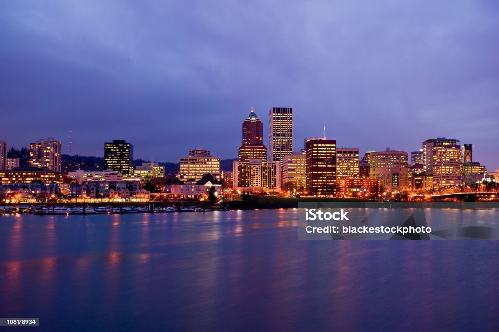 Horizonte de Portland, Oregon, à noite - Foto de stock de Portland - Oregon royalty-free