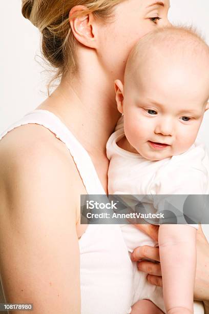 ハイキーのポートレート赤ちゃんの息子を持つ母笑顔 - 2人のストックフォトや画像を多数ご用意 - 2人, カジュアルウェア, カラー画像