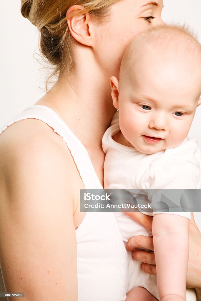 Alto chave Retrato de mãe segurando o bebê sorridente filho - Foto de stock de Adulto royalty-free