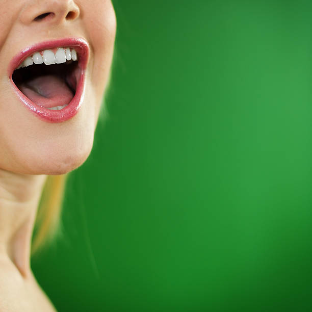 donna strillare - la bocca apre foto e immagini stock