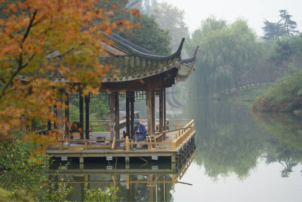 Chinês Pavilon no lago com lírio d'água, Hangzhou, China - foto de acervo