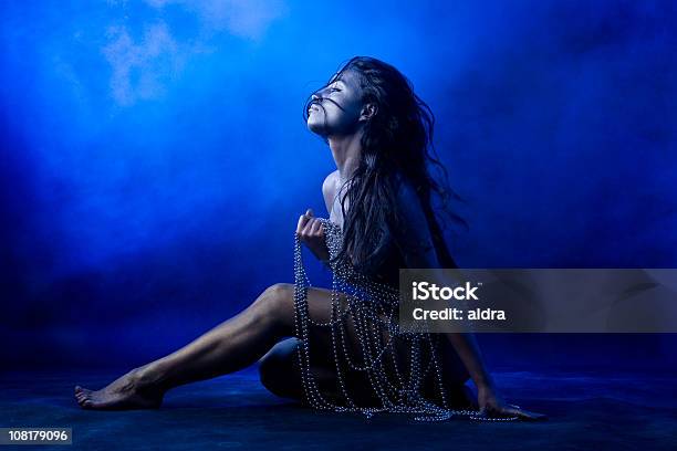 Desnudo Mujer Joven Posando Holding Necklaces Granulado Foto de stock y más banco de imágenes de Abalorio