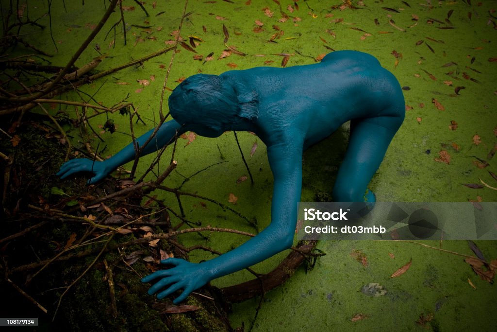 Bleu corps Belle femme ramper de Swamp - Photo de Monstre libre de droits