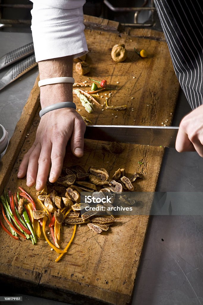シェフ、カティングイチジクの木の clam sauce ボードのレストラン「キッチン」 - 動きのロイヤリティフリーストックフォト