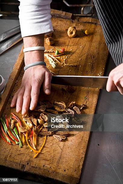 シェフカティングイチジクの木の Clam Sauce ボードのレストランキッチン - 動きのストックフォトや画像を多数ご用意 - 動き, 料理人, 1人