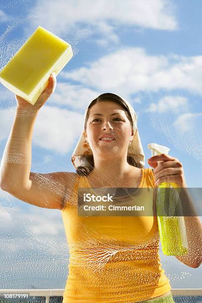 Mujer Joven De Pie Fuera Y Lavado Ventana Foto de stock y más banco de imágenes de Cristal - Material - Cristal - Material, Limpiar, 25-29 años