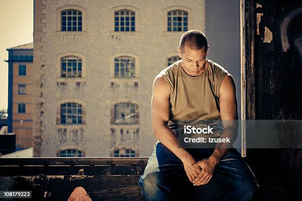 Foto de Triste Jovem Sentado Ao Ar Livre e mais fotos de stock de Depressão - Tristeza - Depressão - Tristeza, 20-24 Anos, Adulto