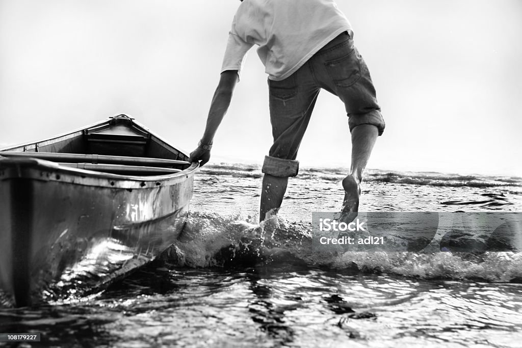 Joven arrastrar piragüismo en bote en el Surf, blanco y negro - Foto de stock de Adulto libre de derechos