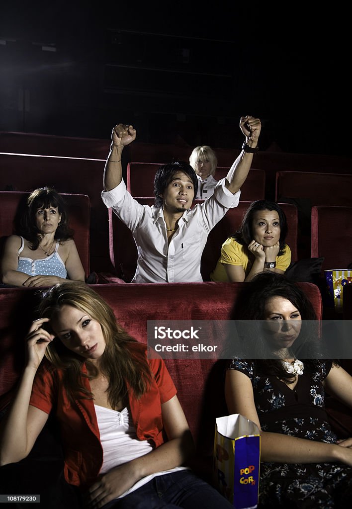 Grupo de gente sentada en el cine - Foto de stock de Entusiasmo libre de derechos
