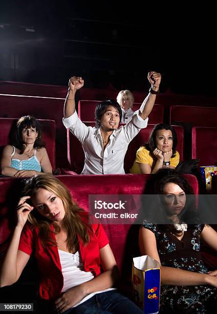 Grupa Ludzi Siedzi W Kino - zdjęcia stockowe i więcej obrazów Film - Impreza rozrywkowa - Film - Impreza rozrywkowa, Kino, Podniecenie