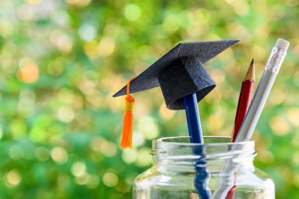 volver a la escuela o concepto de programa de posgrado: cap de graduación negro en un lápiz en una botella. regreso a la escuela es el período en que los estudiantes prepara fuente de la escuela para el próximo año escolar. - master of business administration fotografías e imágenes de stock