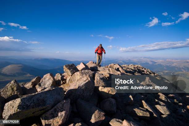 Uomo Sulla Cima Di Montagna Escursioni In Cima Alle Montagne Rocciose - Fotografie stock e altre immagini di Adulto