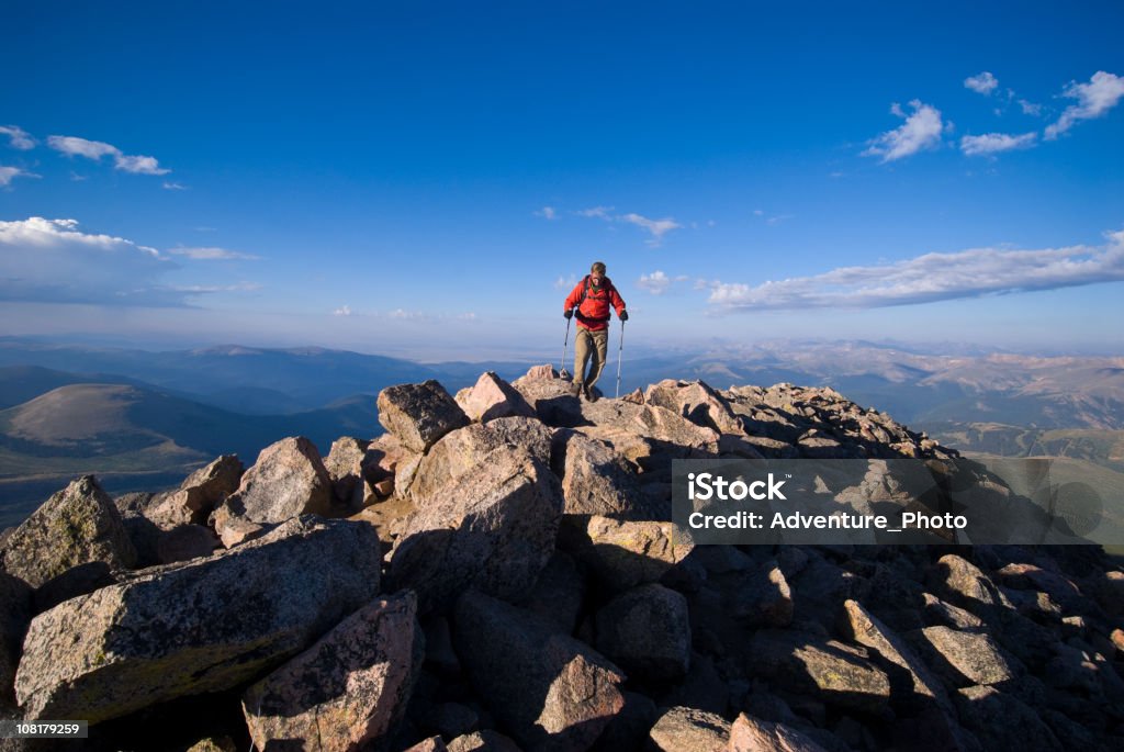 Homem no pico da montanha da Cimeira de caminhada nas Montanhas Rochosas - Royalty-free Admirar a Vista Foto de stock