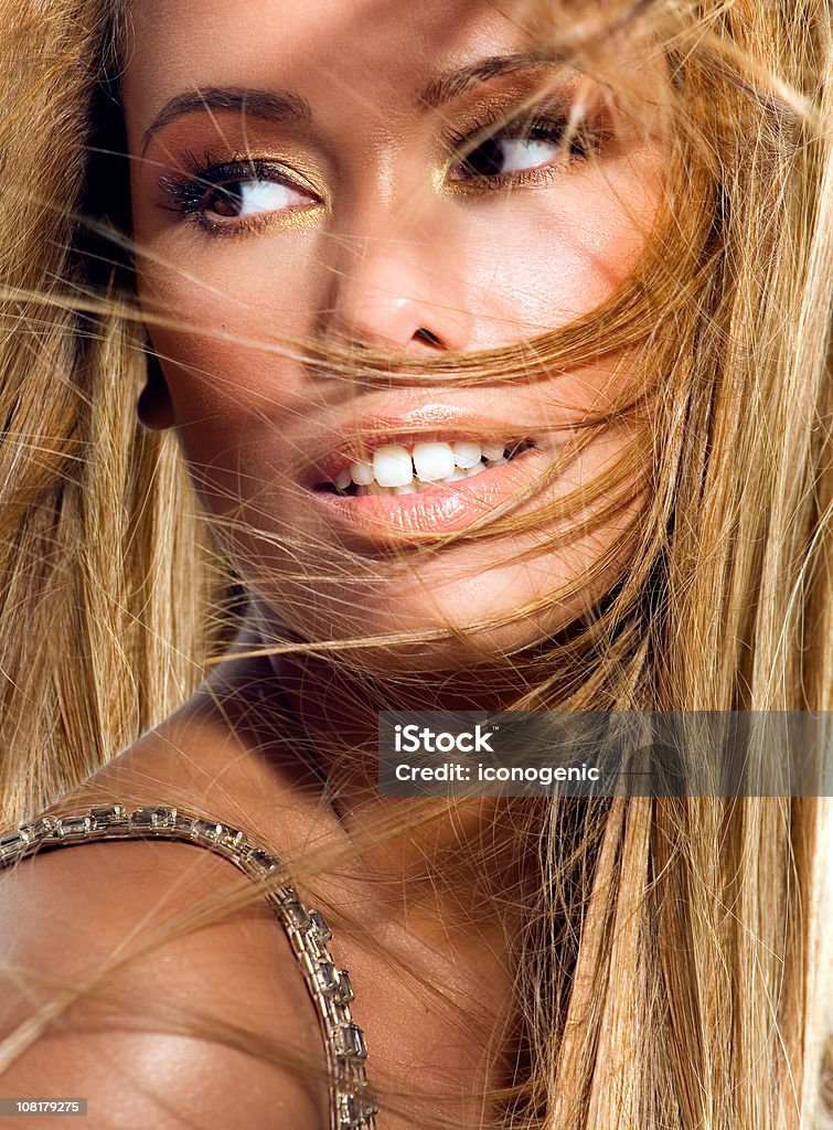 Jovem mulher com cabelo ao vento varrido - Royalty-free Adulto Foto de stock