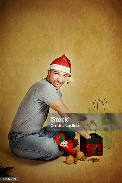 Navidad Diversión Con Ornamentos Foto de stock y más banco de imágenes de Caja - Caja, Regalo de navidad, 25-29 años