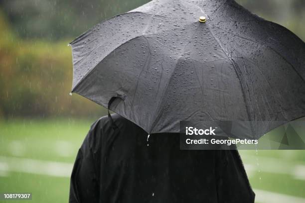 Person Steht In Regen Mit Schwarzen Regenschirm Stockfoto und mehr Bilder von Regen - Regen, Regenschirm, Seattle