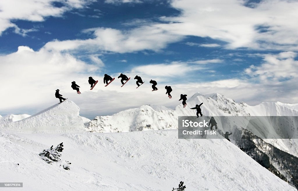 Sequência foto de snowboard pulando em Mountain Park - Foto de stock de Pular royalty-free
