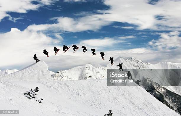 Captura Sequência De Snowboard Saltar No Parque Da Montanha - Fotografias de stock e mais imagens de Saltar