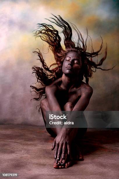 Cuerpo Pintado Mujer Posando Desnuda Con El Pelo Volando En Todas Partes Foto de stock y más banco de imágenes de Actitud